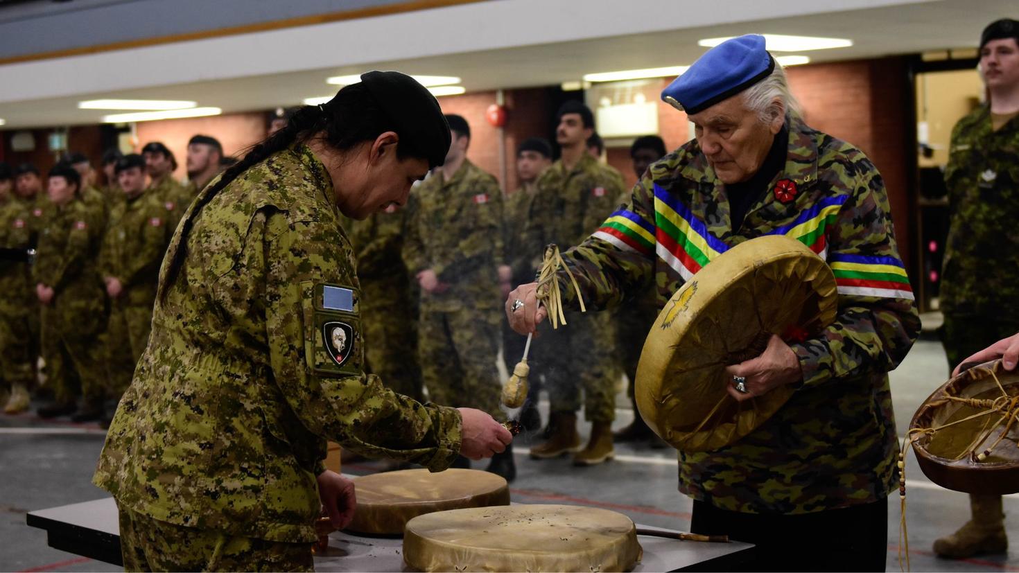 Un aîné autochtone, des tambours et des militaires
