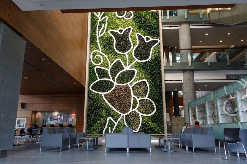 Le mur vivant avec le nouveau motif floral de l'artiste algonquine Anishnàbe Stephanie Tenasco.
