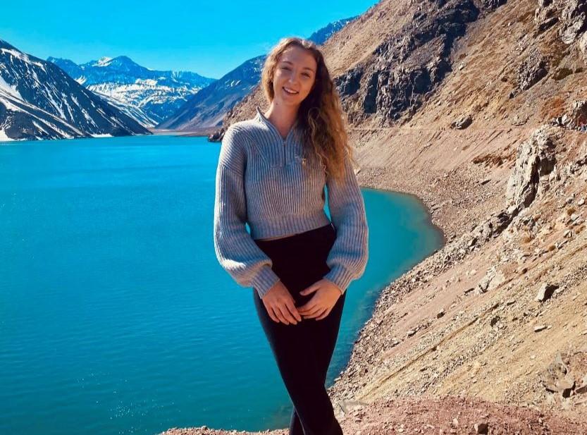 Marianne Stinzi devant des montagnes au Chili. 