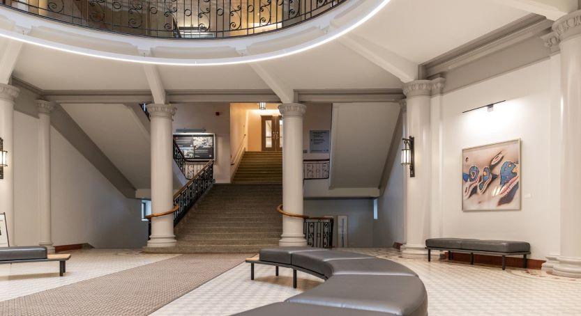 Le hall principal circulaire ou la rotonde à l'intérieur du Tabaret Hall, avec des œuvres d'art autochtones accrochées aux murs.