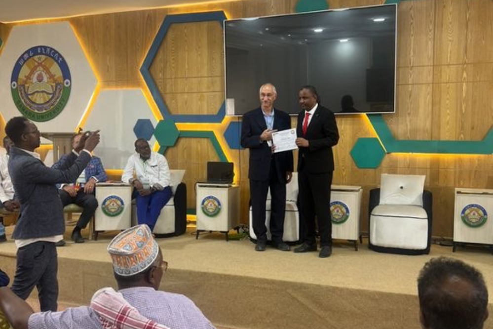  Image Professor Magnet receiving award from Samara University_r32_999x666