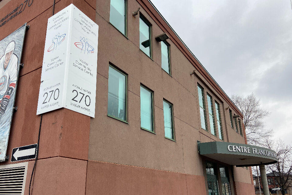 Bâtiment avec une enseigne du Centre des services communautaires de Vanier.