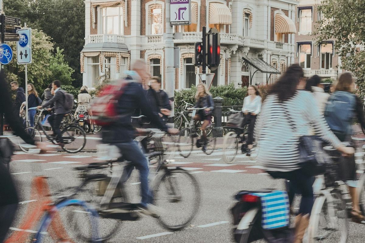 Des cyclistes pédalant à travers un carrefour très fréquenté