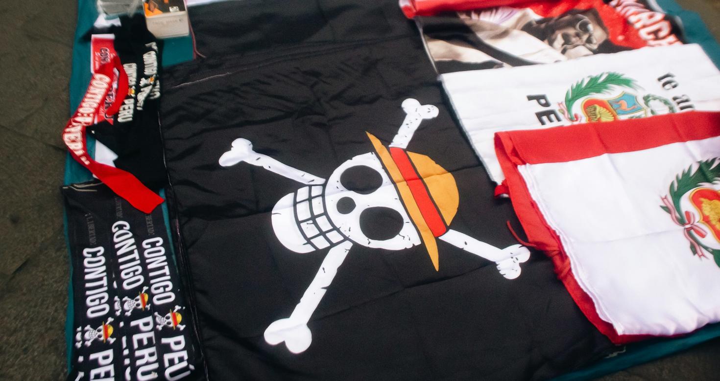 Drapeaux péruviens avec des drapeaux de protestation