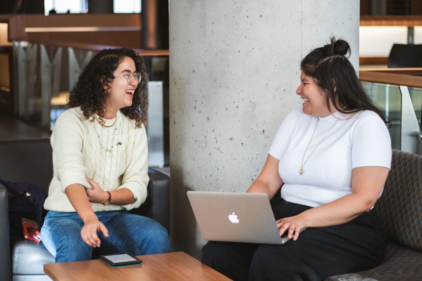 Deux étudiantes rient en étudiant ensemble à l'Université d'Ottawa.