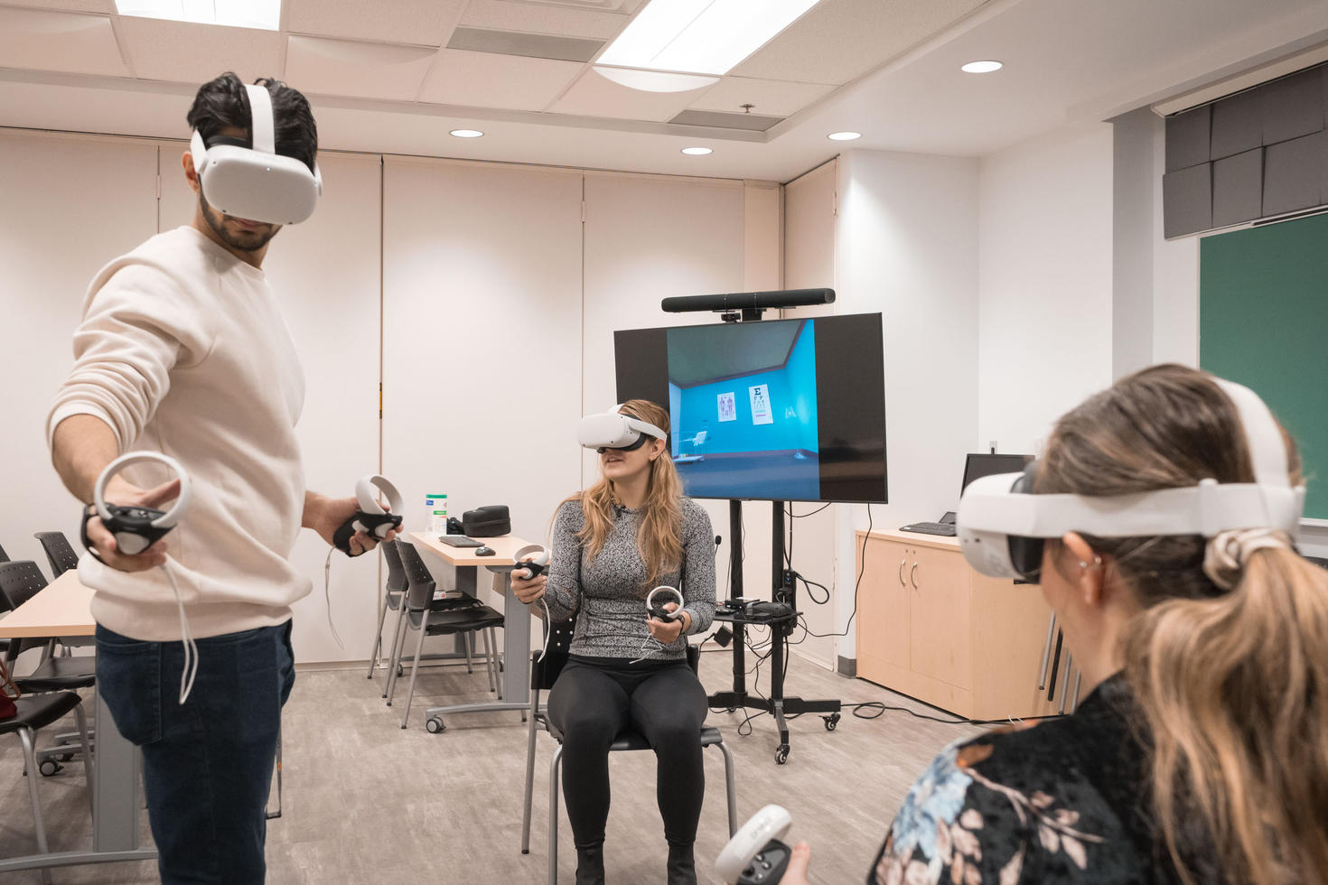 Trois personnes apprenantes utilisant des casques de réalité virtuelle dans une salle de classe