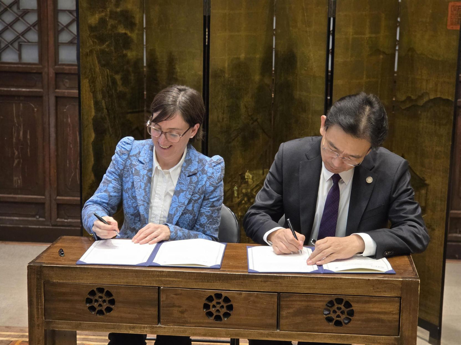 Marie-Eve Sylvestre, uOttawa president, and Li Luming, Tsinghua University president, ratifying an agreement between their two universities.