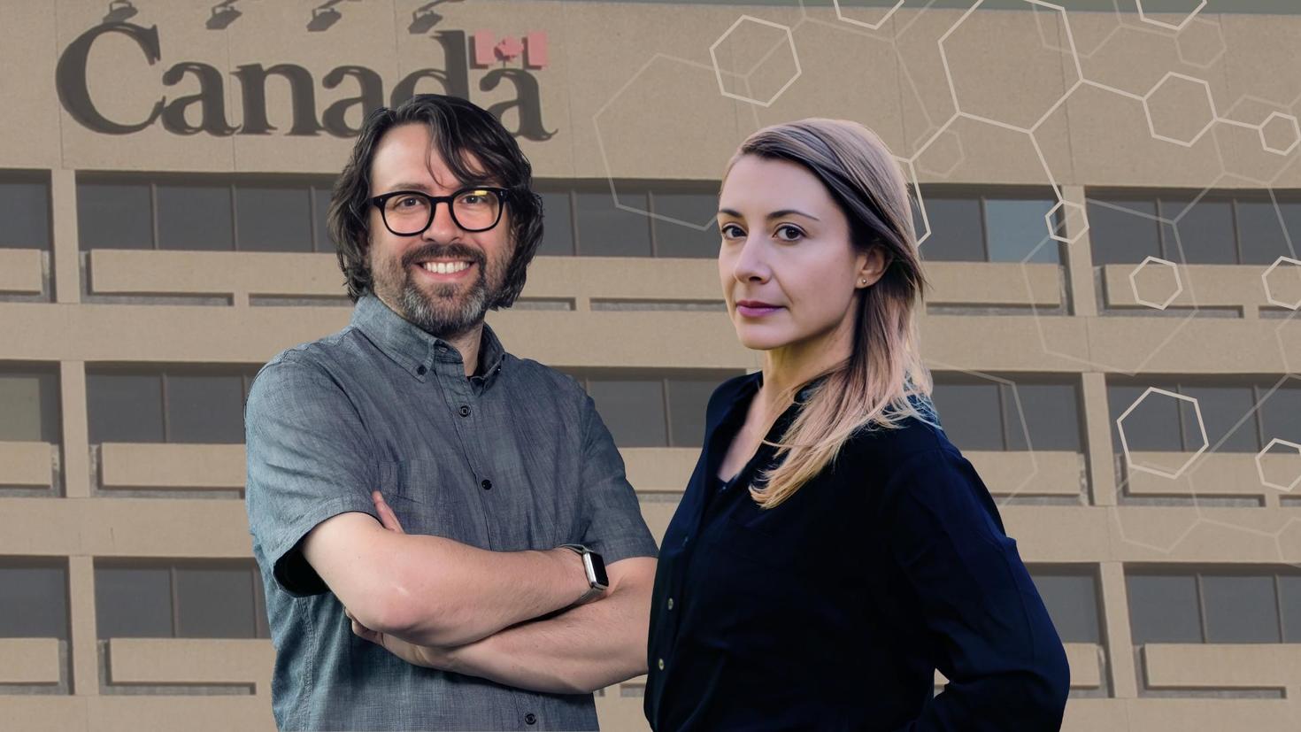 Deux personnes devant un édifice du gouvernement du Canada.