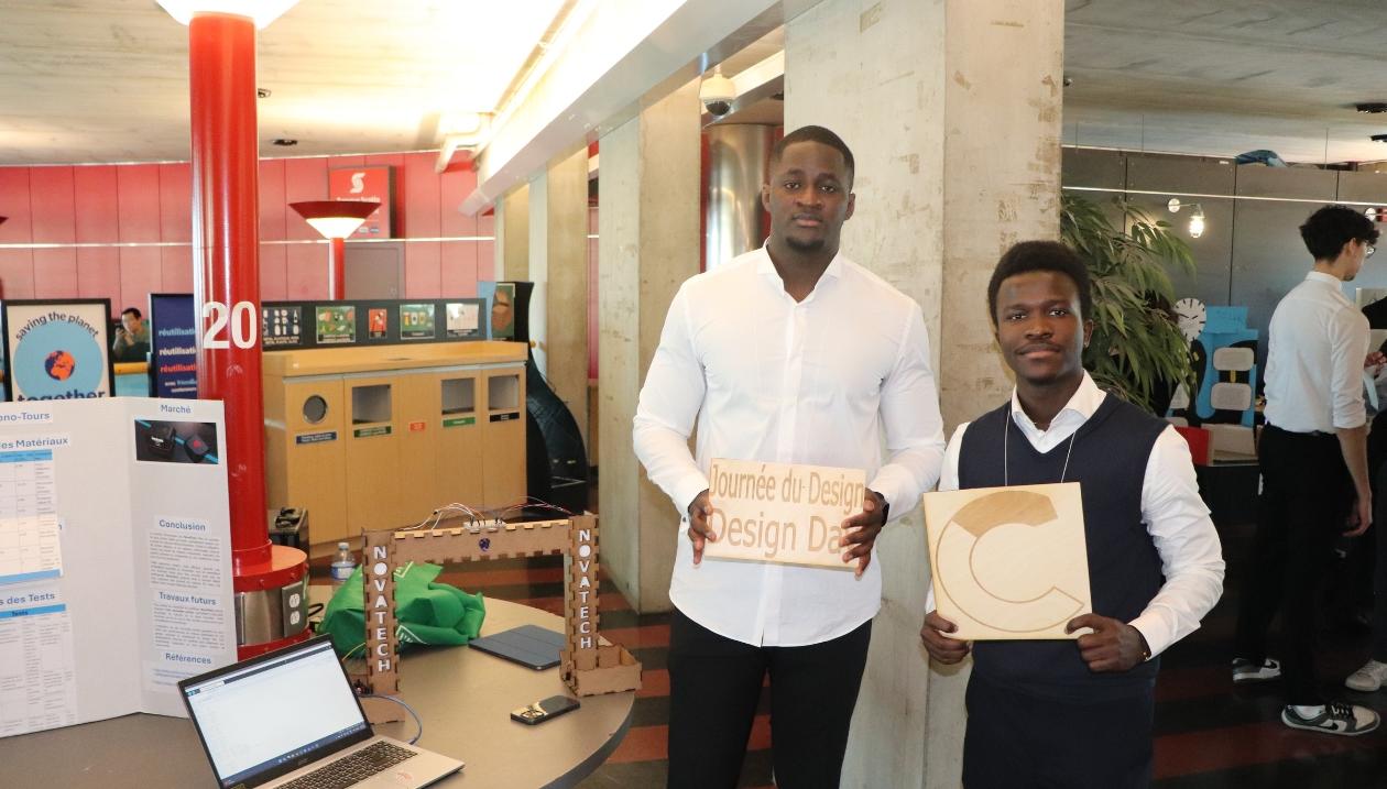 Des étudiantes et étudiants en génie présentent leur prototype lors du Design Day de la Faculté de génie.