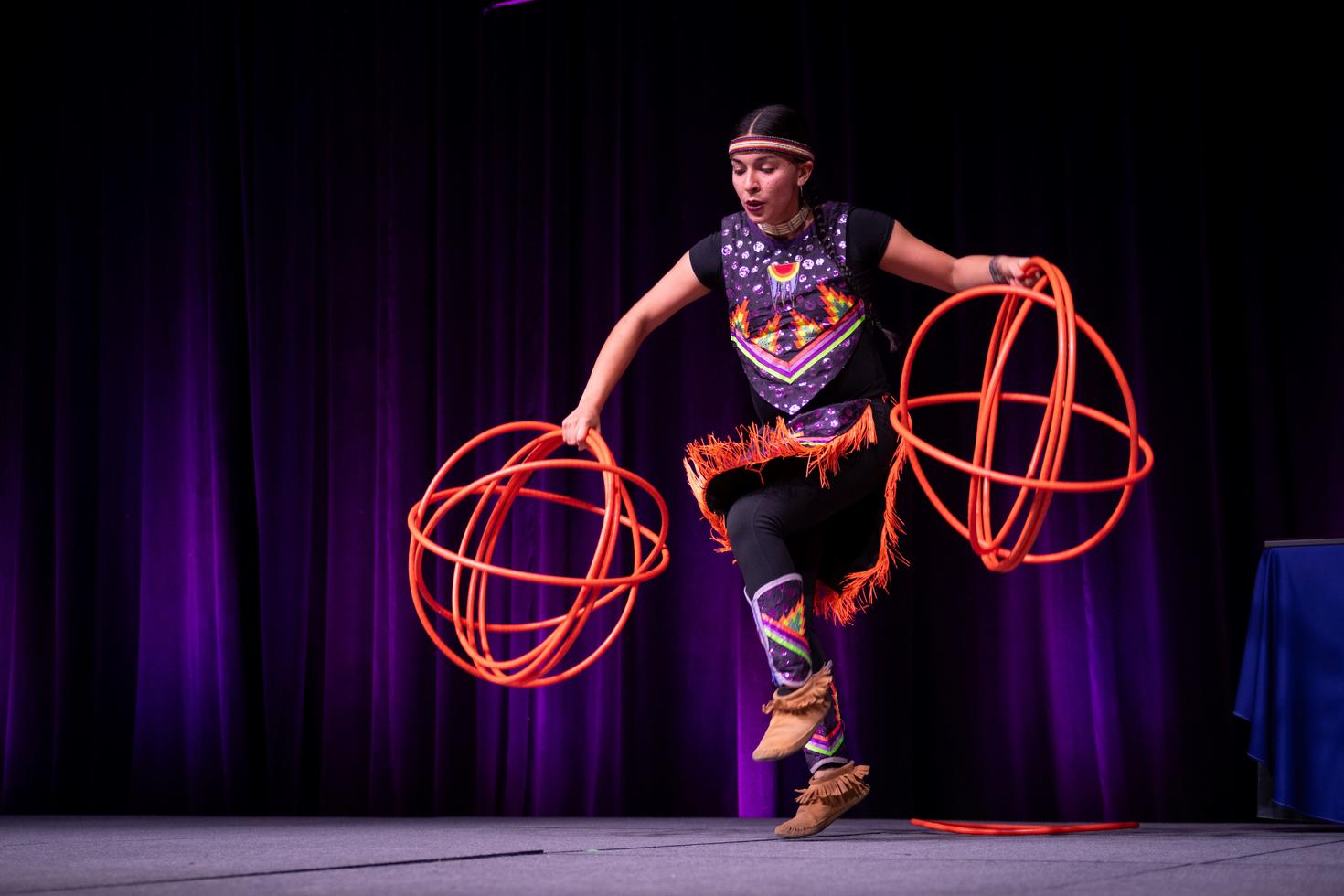 Makhena Rankin Guerin, artiste deux-esprits anishinaabe, algonquine et franco-canadienne, réalisant sa danse du cerceau - Crédit photo : Mélanie Provencher