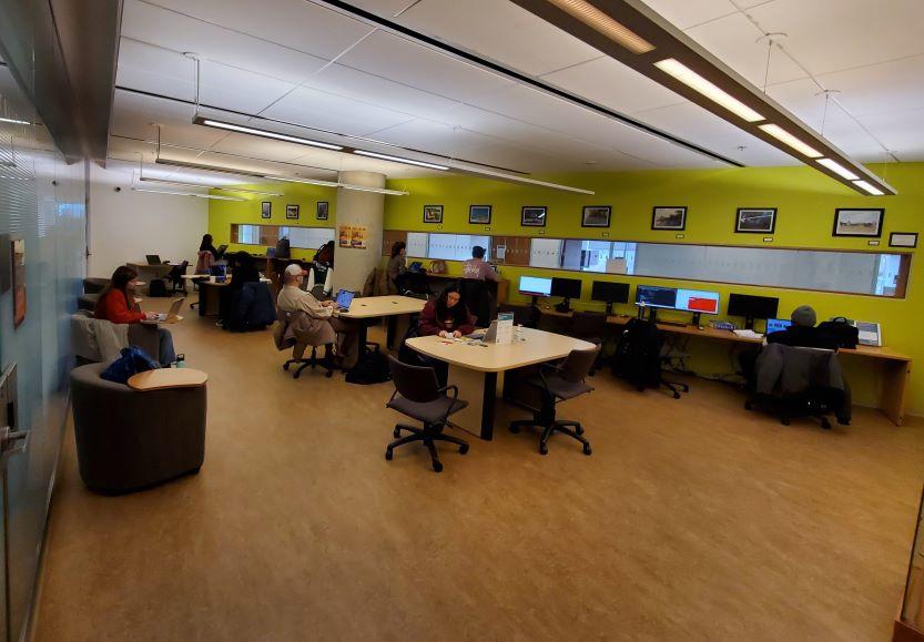 Étudiantes et étudiants étudiant à l'intérieur de la bibliothèque FSS.