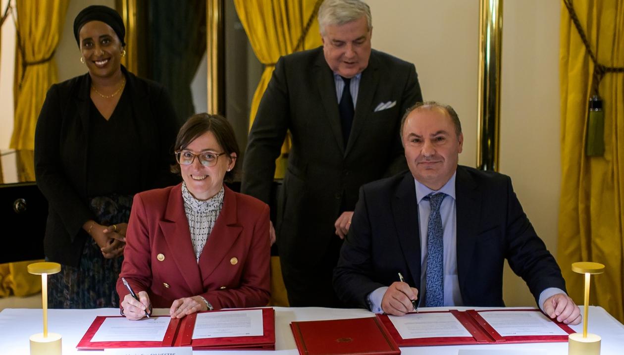 Signing of the letter of intent between France Universités and the University of Ottawa.