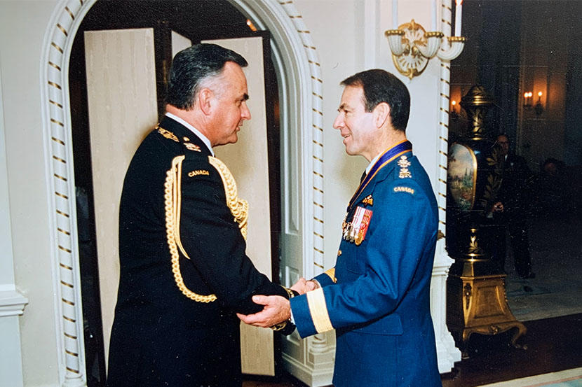 Le Dr Pierre Morisset serrant la main du gouverneur général Ray Hnatyshyn.