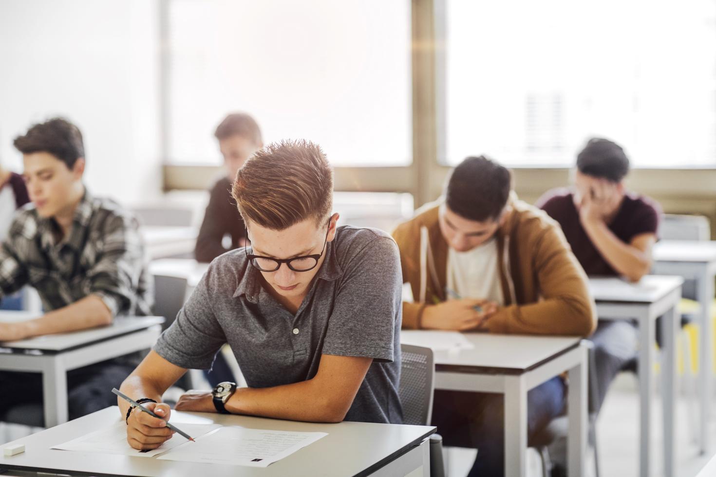 Des étudiants qui font un examen