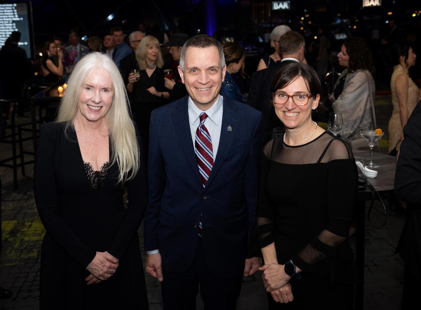 La doyenne intérimaire de la Faculté, Dre Melissa Forgie, le maire d'Ottawa, Mark Sutcliffe, et la rectrice de l'Université d'Ottawa, Marie-Eve Sylvestre 