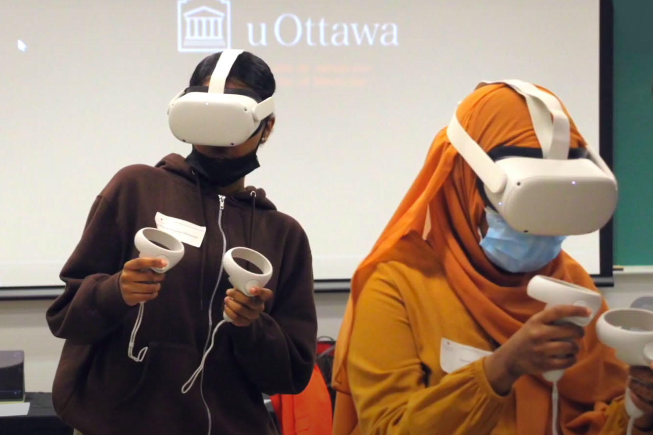 Deux personnes apprenantes portant des casques de réalité virtuelle et tenant des manettes de réalité virtuelle