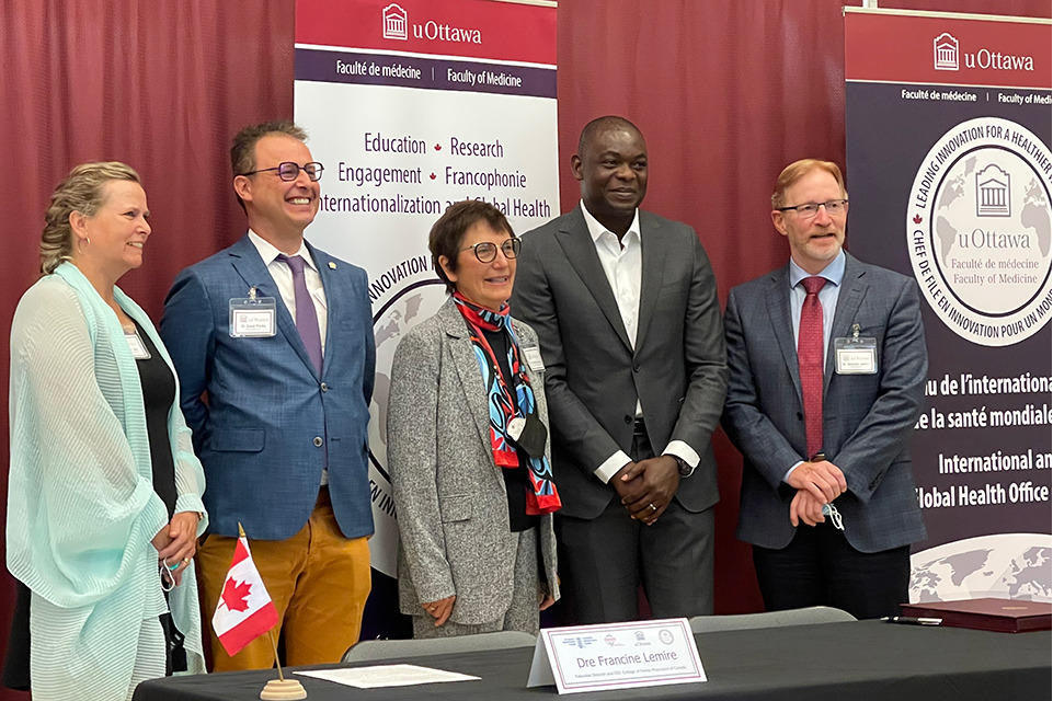 Cinq dirigeantes et dirigeants posant en ligne après la signature d’un protocole d’entente