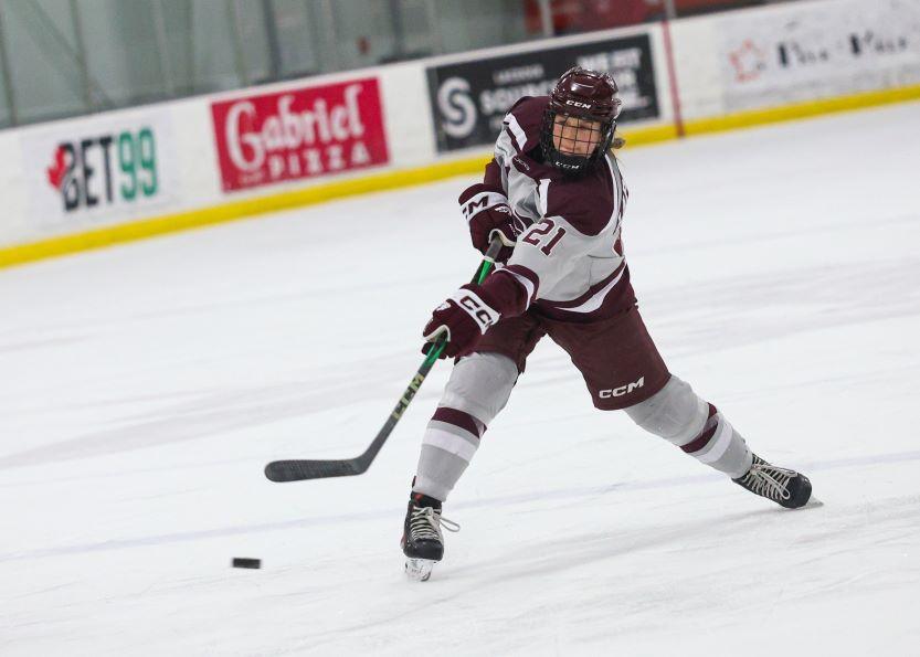 La joueuse de hockey féminin des Gee Gees, Maelle Laplante, membre de la deuxième équipe d'étoiles de l'OUA, tire au but.