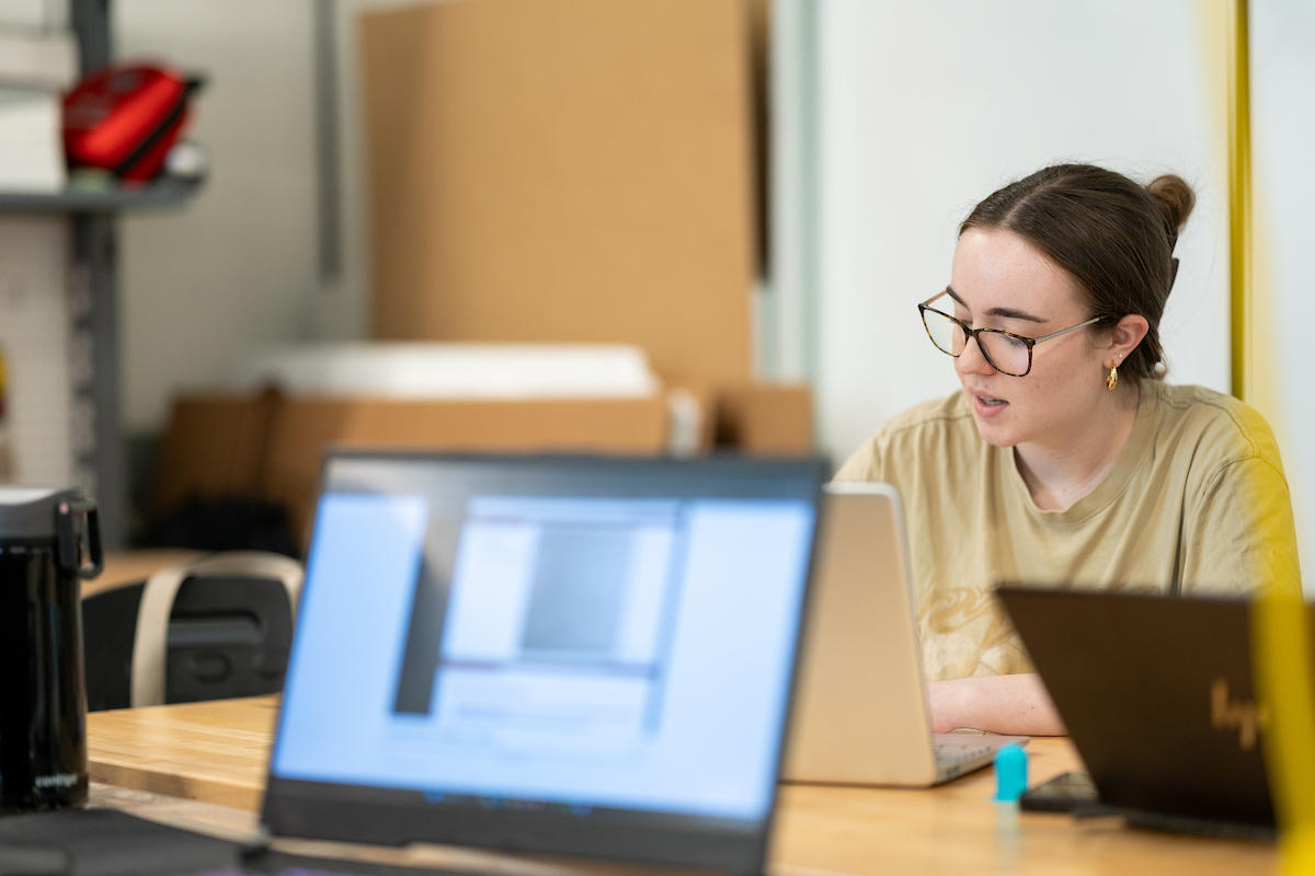 Une étudiante qui étudie avec son laptop