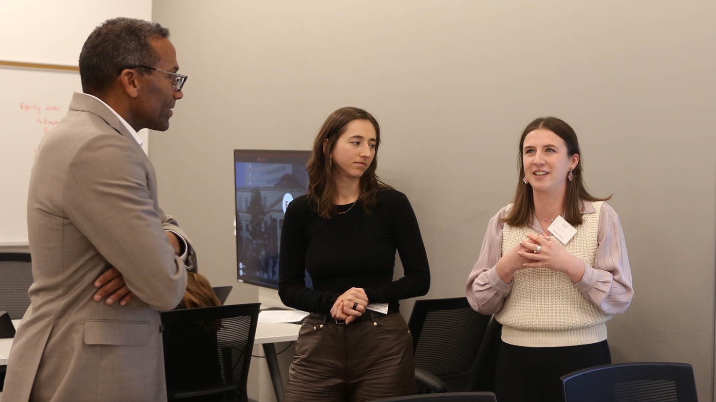 Le doyen de Telfer, Stéphane Brutus, écoute une présentation. Photo : Norane Hassan