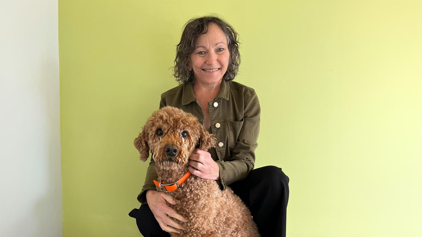 Phyllis Dalley et son chien d'assistance