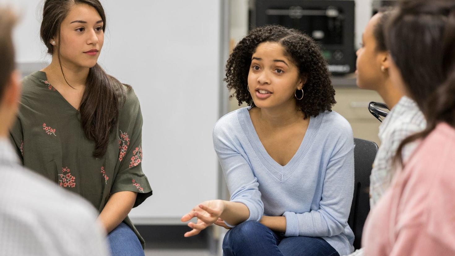 Female student interacting with uOttawa women in science