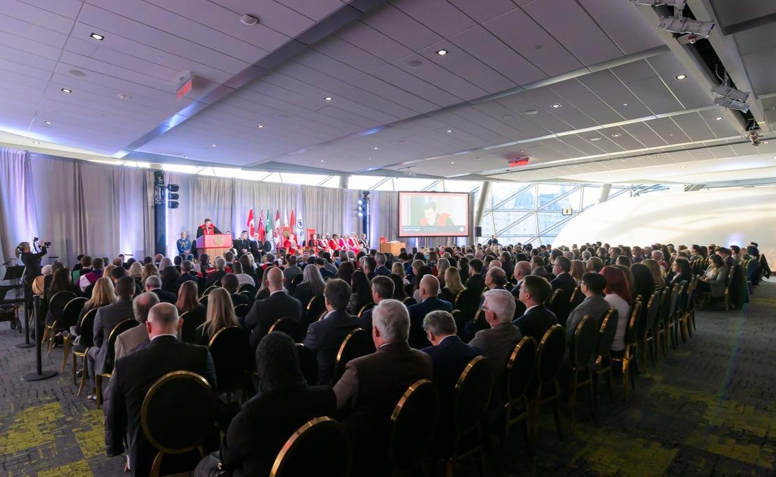 Salle comble lors de la cérémonie d'installation de la nouvelle rectrice et vice-chancelière de l'Université d'Ottawa, Marie-Eve Sylvestre.