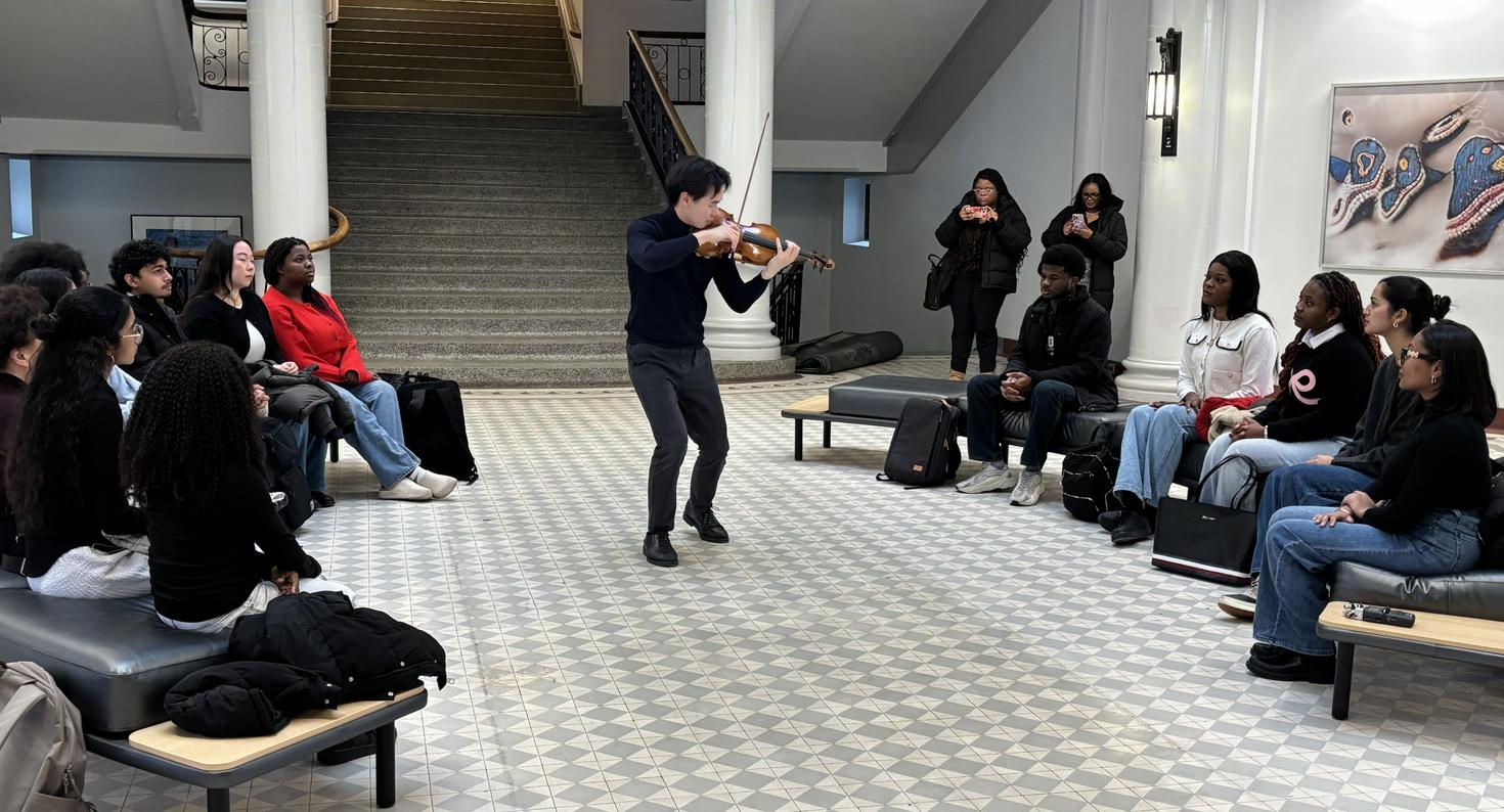 Timothy Chooi jouant du violon dans la rotonde du pavillon Tabaret.