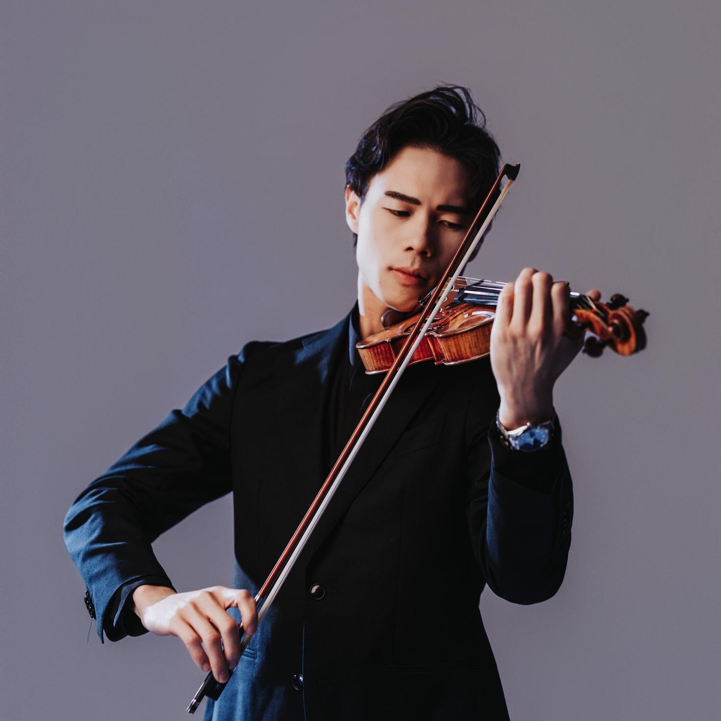 Timothy Chooi jouant du violon.