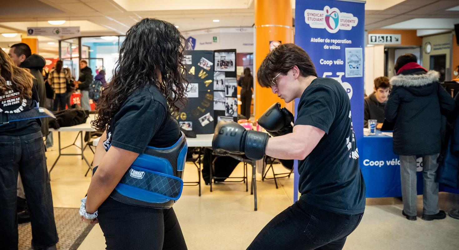 Les membres du club de boxe de l’Université d’Ottawa font semblant de s’entraîner lors de la foire des clubs d’hiver..