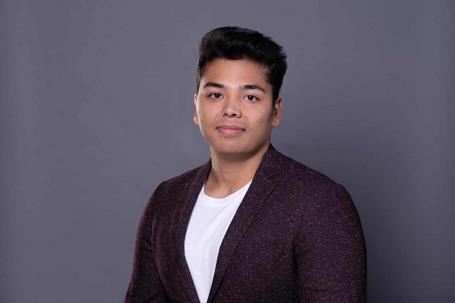 Moiz Lakhani posing.