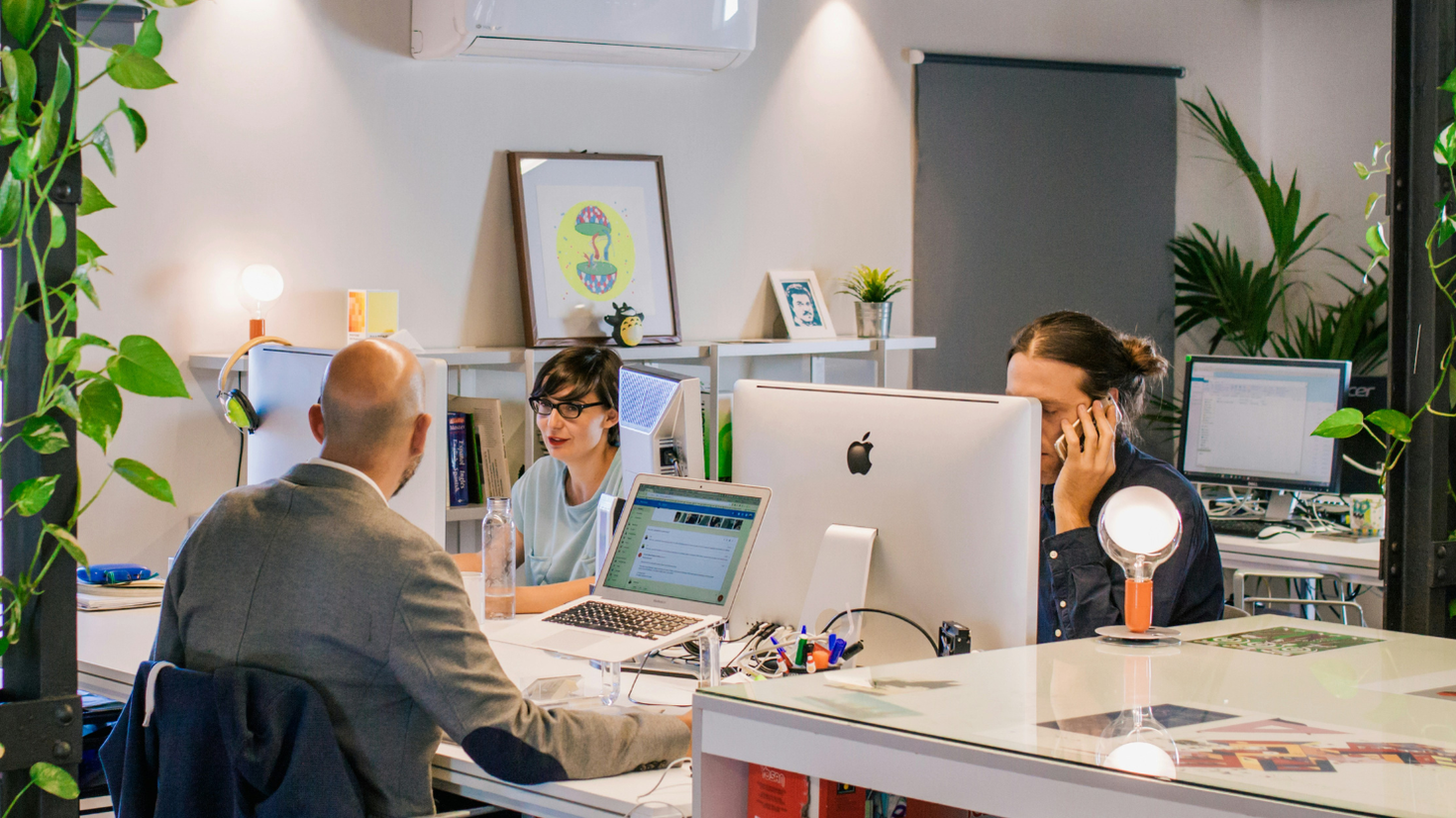 des personnes qui travaillent dans un bureau
