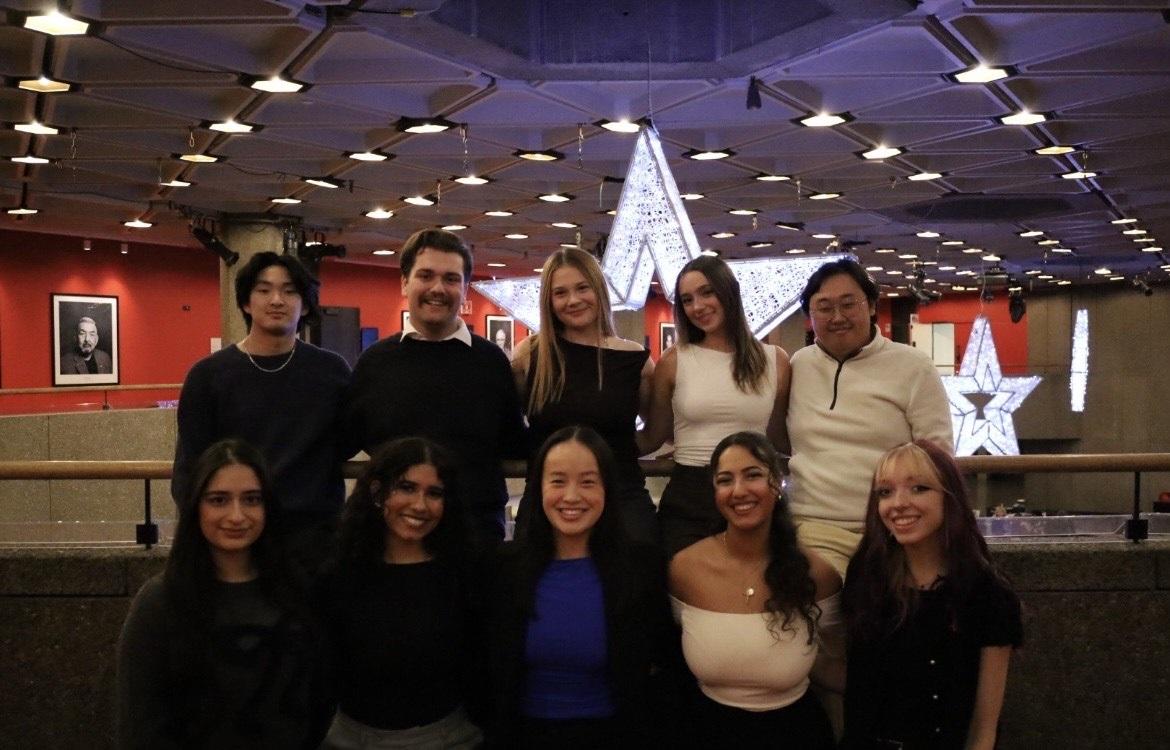 Photo de groupe de l'équipe dirigeante du club de sclérose en plaques de l'Université d'Ottawa, debout et à genoux à l'intérieur, souriant à la caméra.
