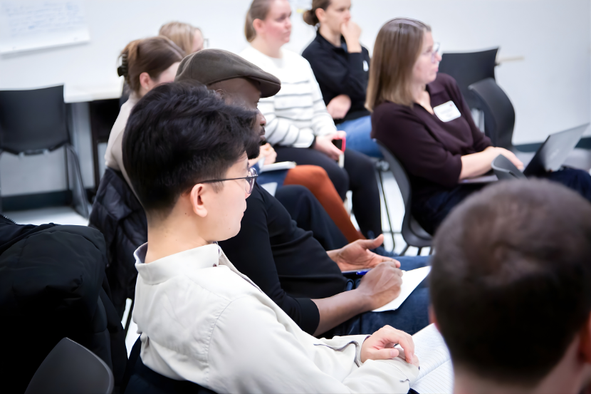 Un spectateur parmi ses pairs. 