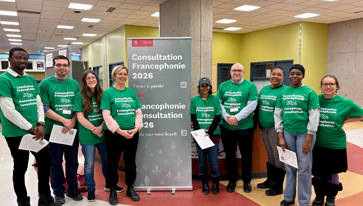 L'équipe de Consultation Francophonie 2026 prête à mener des entrevue à la Bibliothèque Morisset.