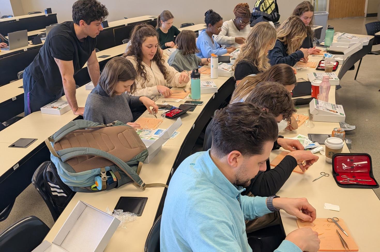 Atelier de pratique des points de suture pour des étudiants MD 2028 du volet francophone