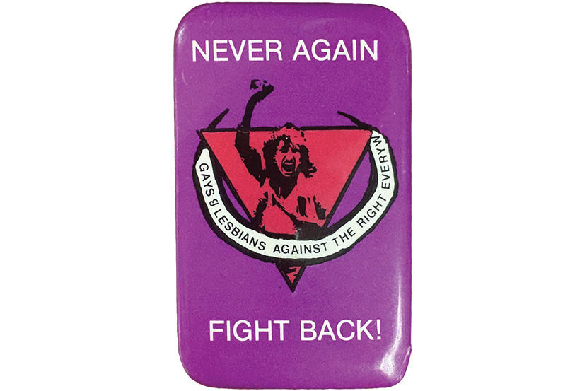GLARE, badge « Never Again, Fight Back! » (Plus jamais ça, ripostez !)