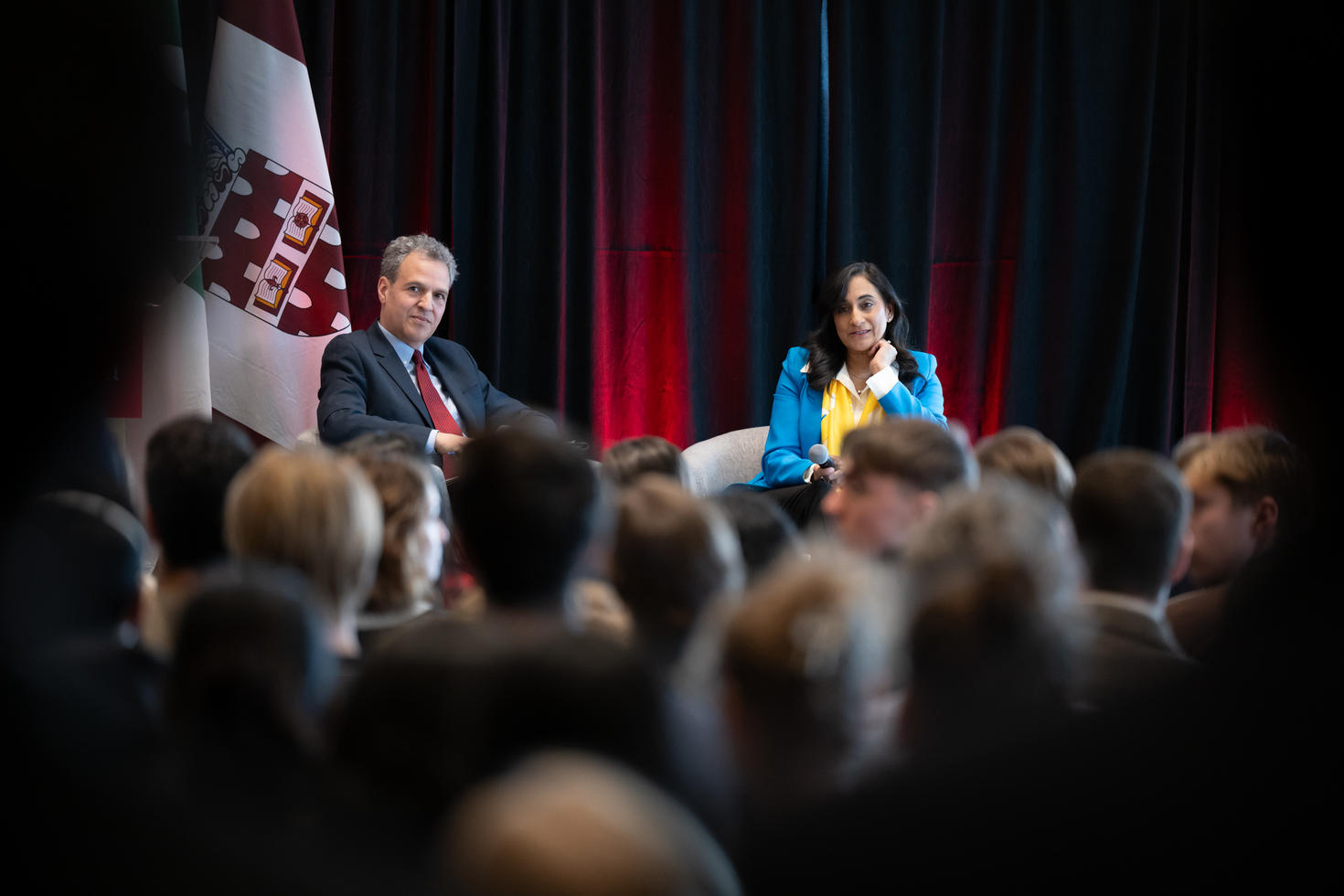La ministre Anand et le professeur Roland Paris