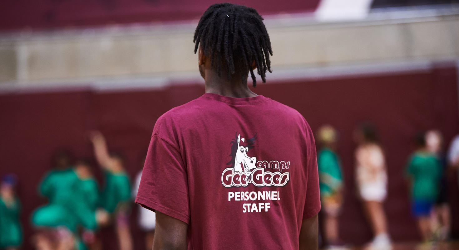 Un animateur du camp des Gee-Gees portant un t-shirt indiquant qu'il fait partie du personnel.