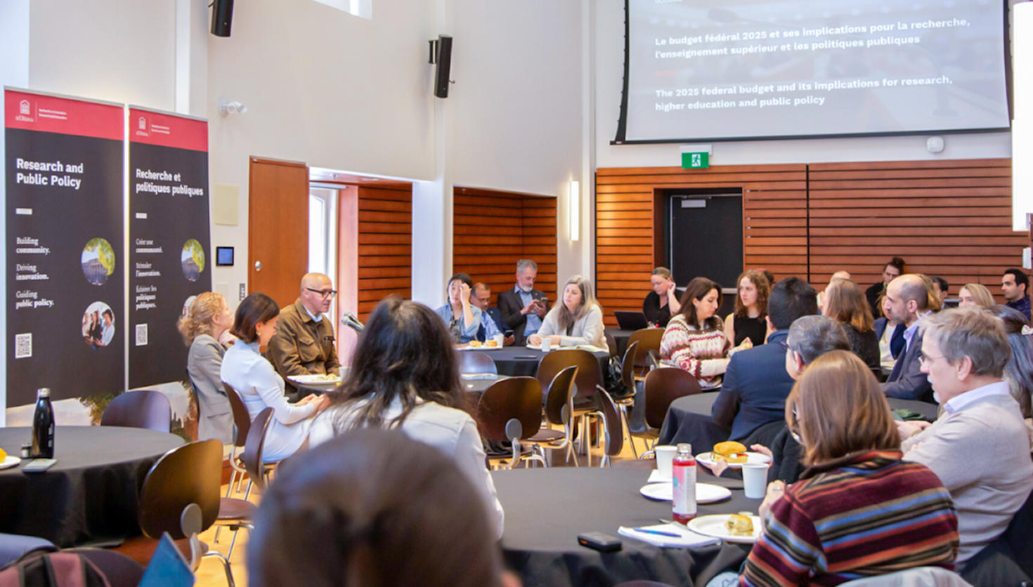 Julie St-Pierre et Kevin Page discutent du budget fédéral de 2025 devant un public à l'Université d'Ottawa.