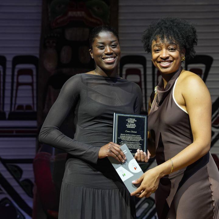 Photo d'Enora Touloute recevant le prix de l’étudiante-athlète du Conseil de défense des étudiantes et étudiants athlètes noirs