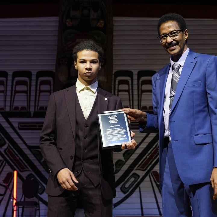 Photo de Kareem Mukbil recevant le prix d'excellence scolaire