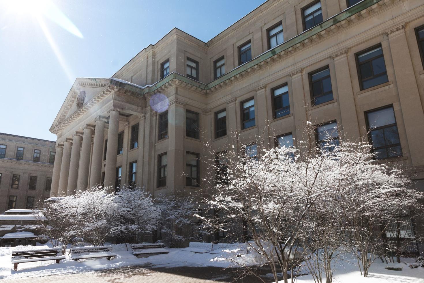 Le pavillon Tabaret en hiver.