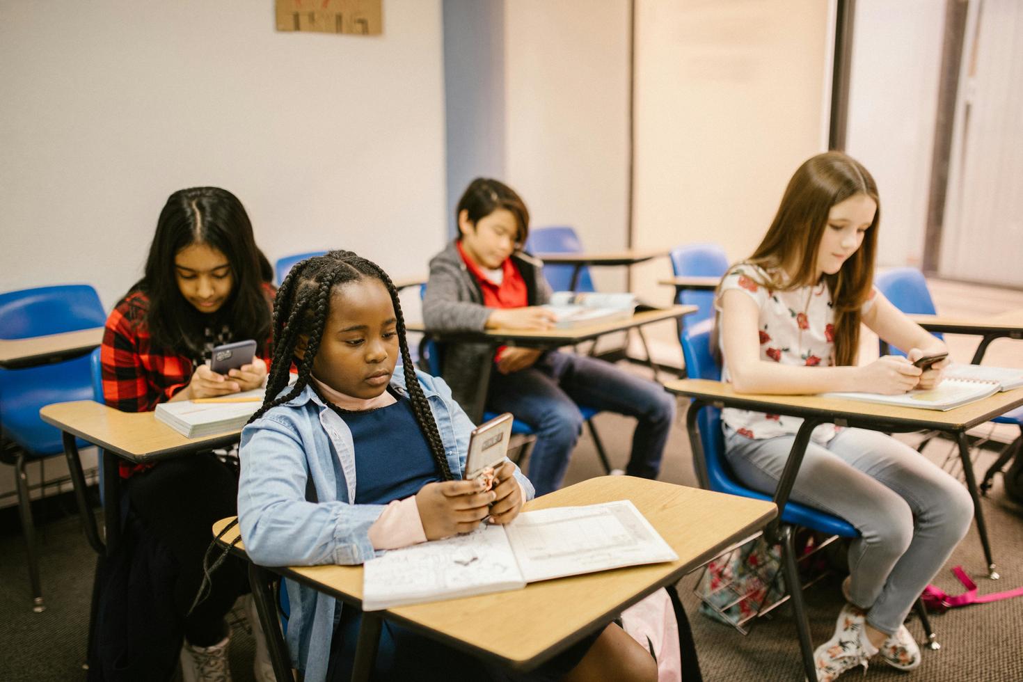 Academic Expertise: Ontario weighs ban on cellphones in schools