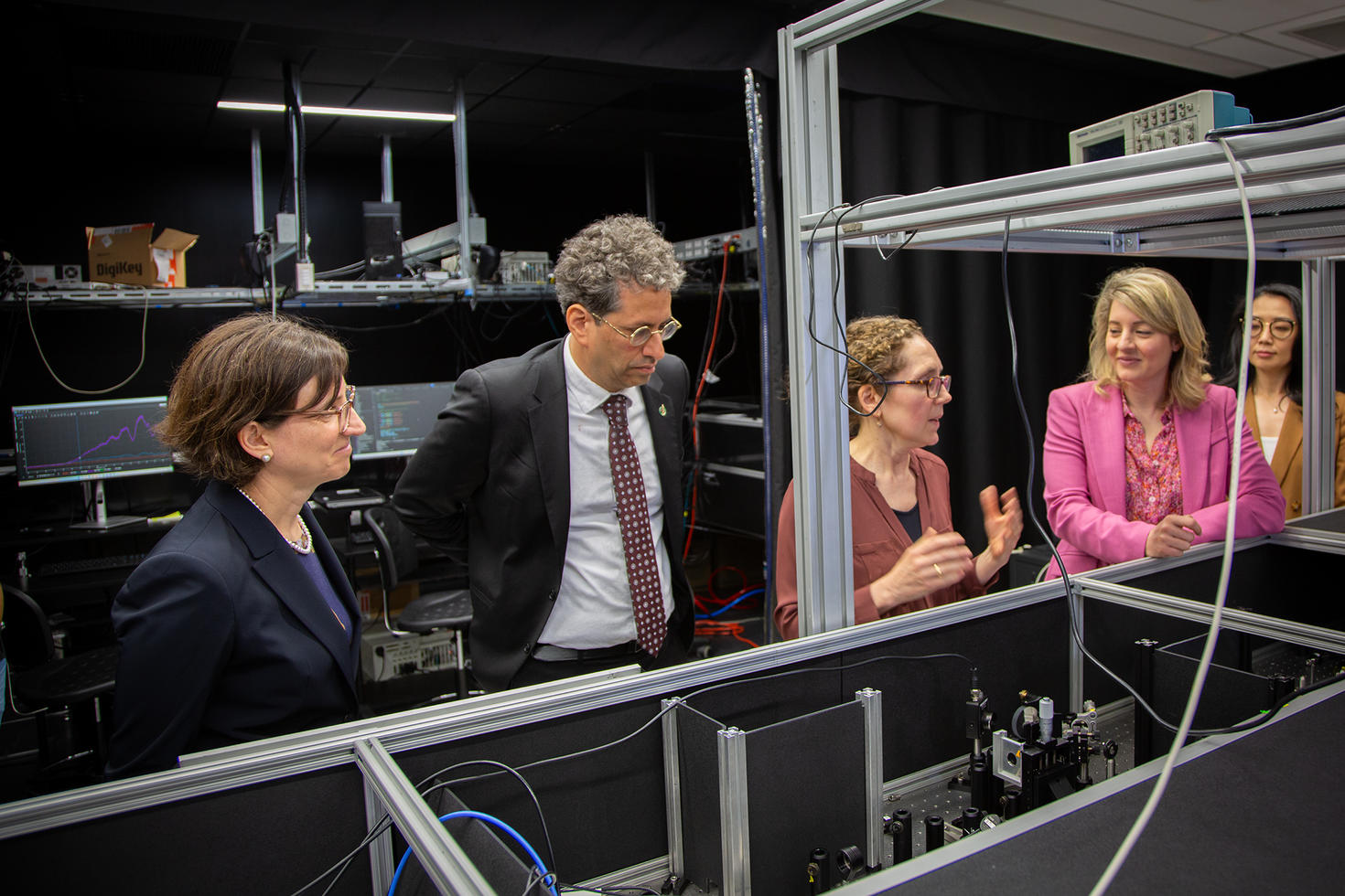 From left to right : Marie-Eve Sylvestre (President and Vice-Chancellor, uOttawa), Karim Bardeesy (Parliamentary Secretary), Jennifer Ogilvie (Professor, Faculty of Science), Mélanie Joly (Minister of Industry), and Maggie Chi (Parliamentary Secretary).