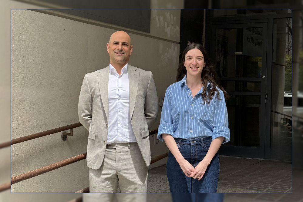 Le professeur Michael Pal et Maya Gazit se tiennent devant le bâtiment de la faculté de droit de l'Université d'Ottawa.