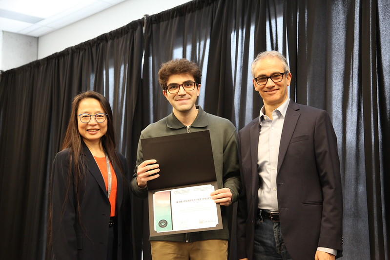 Sina Negarandeh receiving his award.