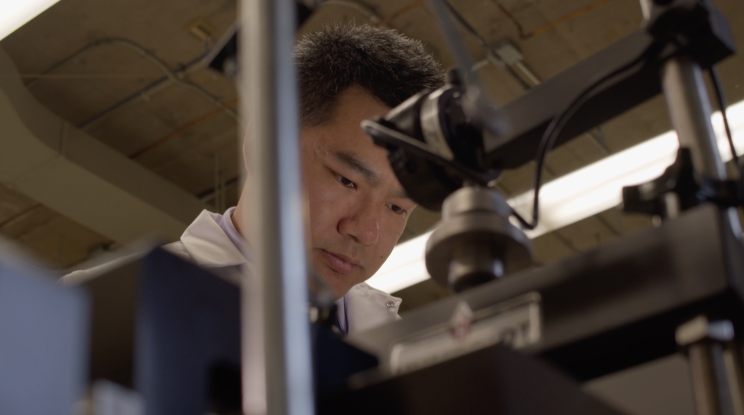 Professor Di Wang dans son laboratoire