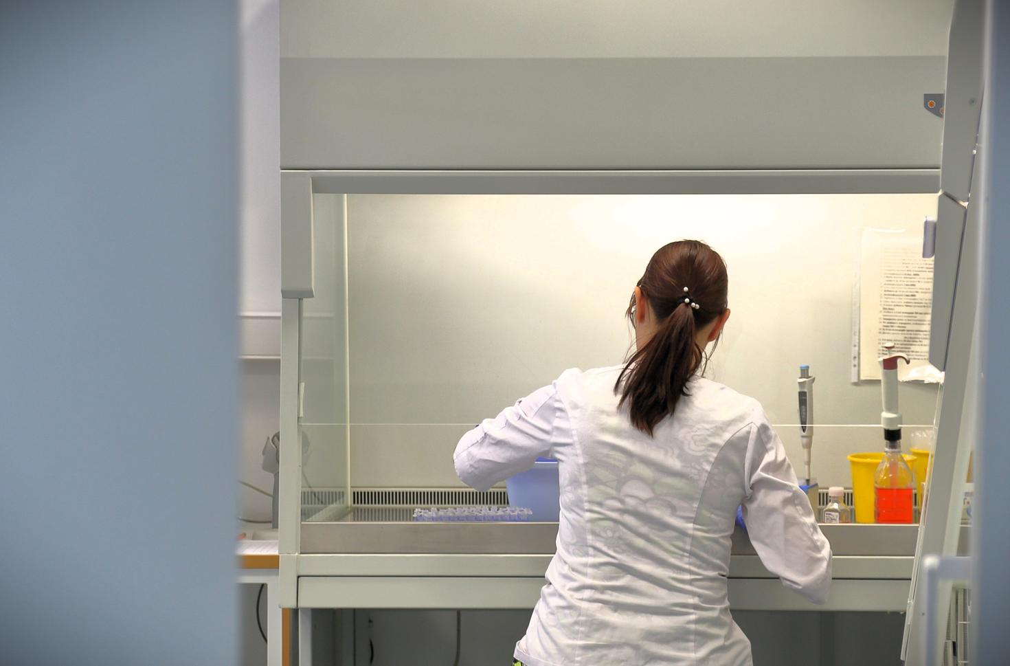 Étudiante autochtone performant une expérience dans un laboratoire. 