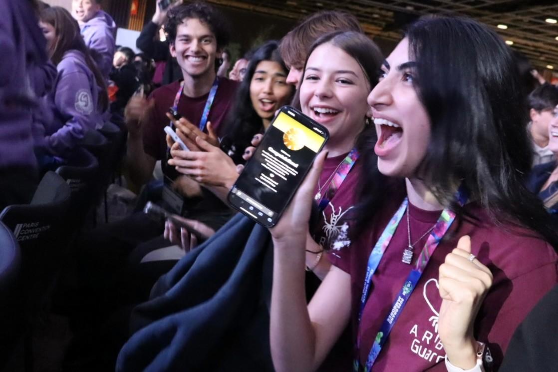 L'équipe iGEM exulte de joie après avoir remporté le concours.